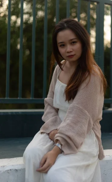 Une Jolie Jeune Femme Asiatique Aux Cheveux Longs Portant Une — Photo
