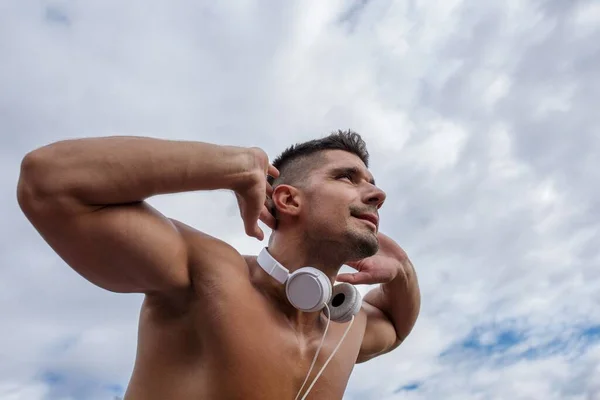 Ângulo Baixo Close Homem Apto Com Braços Atrás Sua Cabeça — Fotografia de Stock