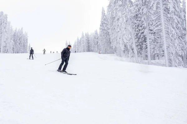 Joven Esquiador Movimiento Una Estación Esquí Montaña Con Hermoso Paisaje —  Fotos de Stock