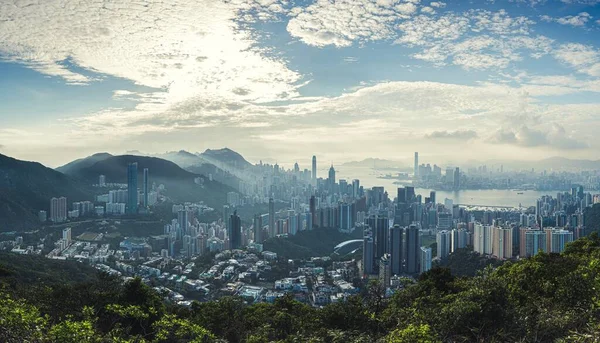 Una Vista Aérea Fascinante Ciudad Hong Kong Través Las Nubes — Foto de Stock