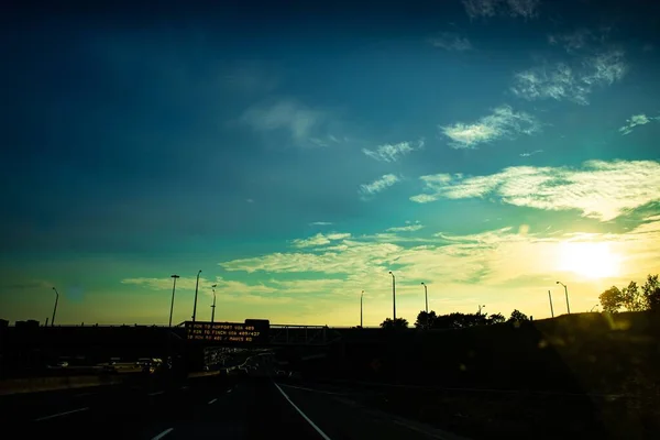 Eine Autobahn Mit Autos Bei Sonnenuntergang — Stockfoto