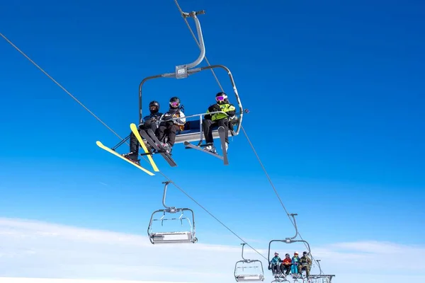 在一个高山度假胜地的滑雪车上 一个低角度的滑雪者镜头 背景是天空和群山 — 图库照片