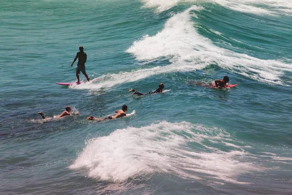 Gyönyörű Kilátás Szörfösök Lovaglás Hullámok Bondi Beach Ausztrália Egy Napos — Stock Fotó
