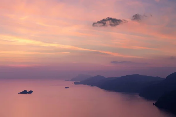 Beautiful Shot Sea Surrounded Cliffs Pink Sunset — Stock Photo, Image