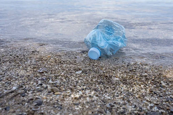 Uma Praia Rochosa Com Poluição Plástica Conceito Poluição Ambiental — Fotografia de Stock