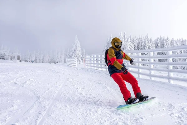 Snowboarder Deslizándose Través Pendiente Resort Montaña —  Fotos de Stock