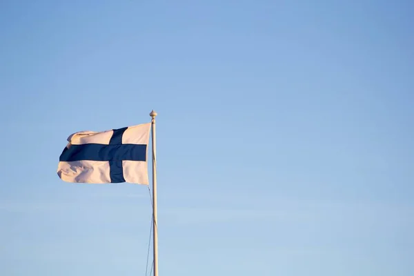 Primer Plano Bandera Finlandia Ondeando Sobre Poste Contra Cielo Azul —  Fotos de Stock