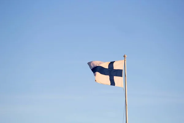 Κυματιστή Σημαία Της Φινλανδίας Κάτω Από Έναν Καταγάλανο Ουρανό — Φωτογραφία Αρχείου