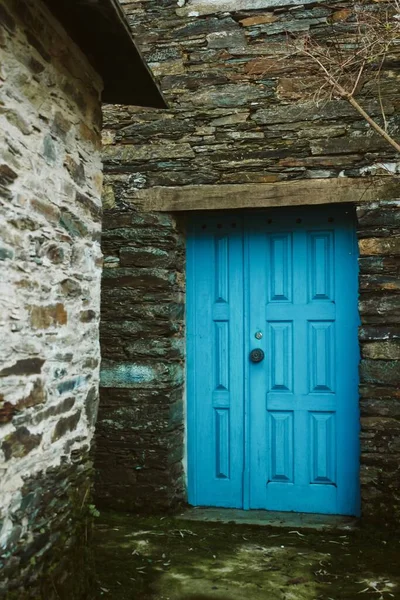 Fachada Los Edificios Antiguos Con Una Puerta Madera Azul —  Fotos de Stock
