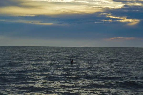 Een Visser Zee Met Het Visnet Bij Zonsondergang — Stockfoto