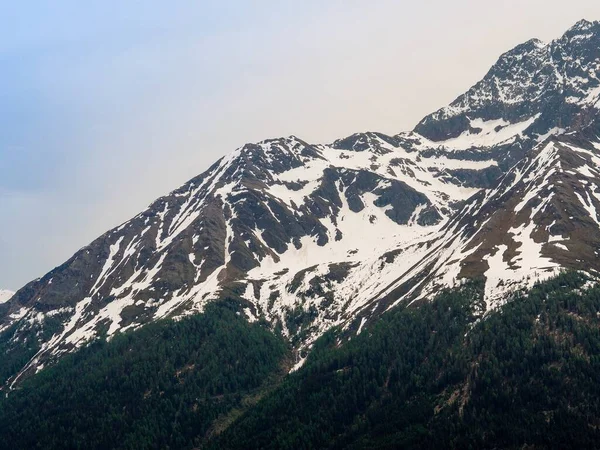 Beau Paysage Paysage Avec Hautes Montagnes Rocheuses Couvertes Neige — Photo