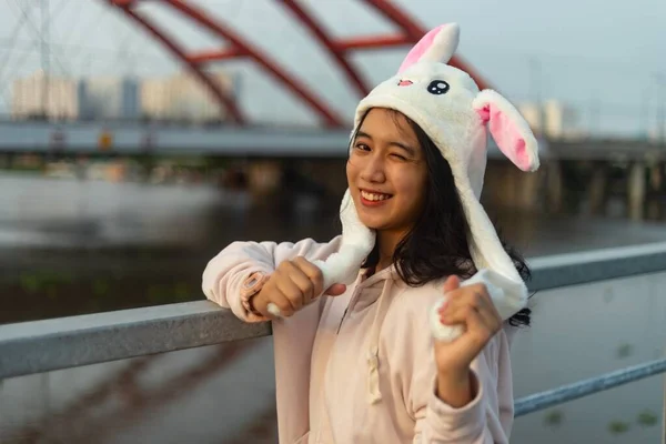 Gros Plan Une Femme Asiatique Souriante Dans Joli Chapeau Lapin — Photo