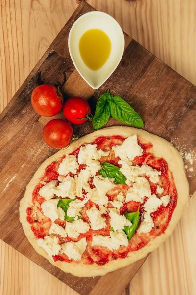 Colpo Testa Una Pizza Fatta Casa Cruda Tagliere Legno Con — Foto Stock