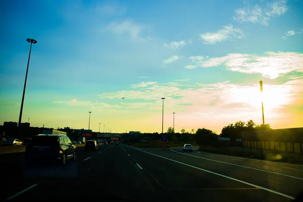 Een Snelweg Met Auto Bij Zonsondergang — Stockfoto