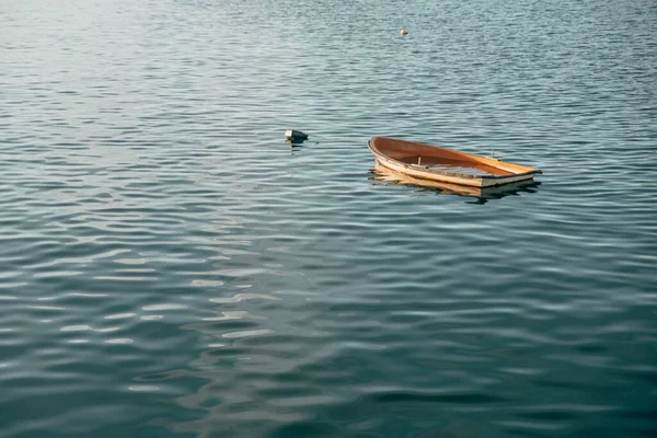 一艘木船在西班牙Pais Vasco平静的湖上沉没 — 图库照片