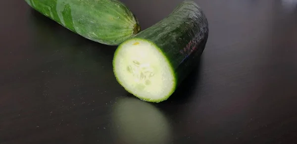 Pepino Sobre Una Mesa Madera Negra — Foto de Stock