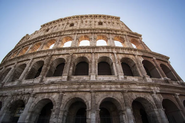 Uma Foto Baixo Ângulo Famoso Coliseu Roma Itália Com Céu — Fotografia de Stock
