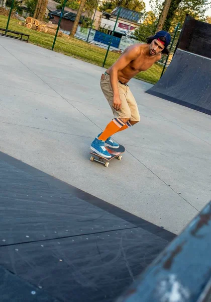Vertical Shot Shirtless Young Male Skateboarding Park Daytime — Stock Photo, Image