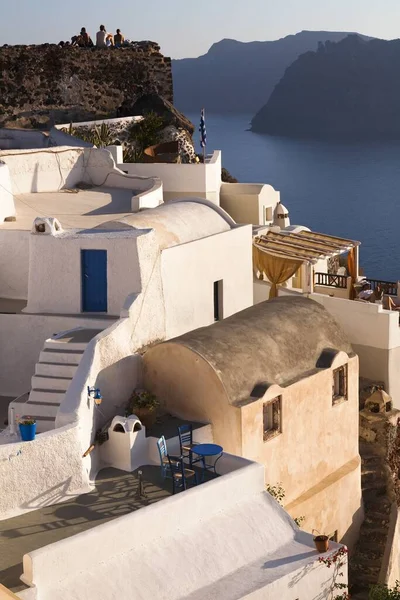 Pionowe Zdjęcie Małych Budynków Mieszkalnych Wyspie Santorini Grecja — Zdjęcie stockowe