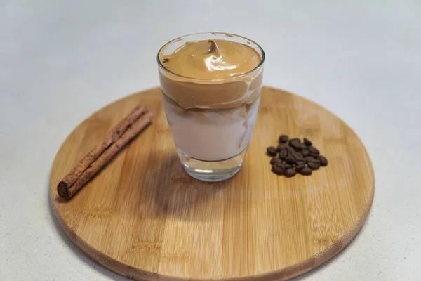 Dalgona Coffee Café Fouetté Moelleux Frais Espresso Latte Avec Mousse — Photo