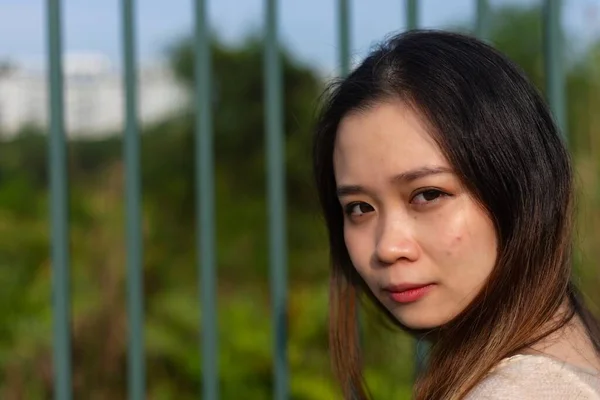Retrato Una Atractiva Joven Asiática Pelo Largo Con Vestido Blanco —  Fotos de Stock