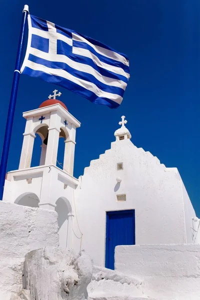 Una Pequeña Iglesia Ortodoxa Tradicional Con Bandera Griega Ondeando Contra — Foto de Stock