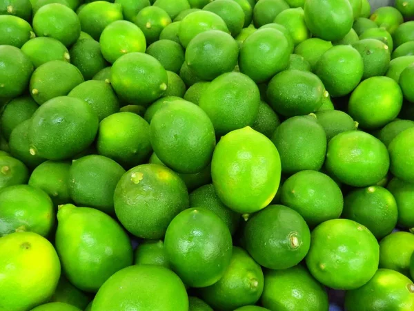 Les Citrons Verts Mûrs Sur Marché — Photo