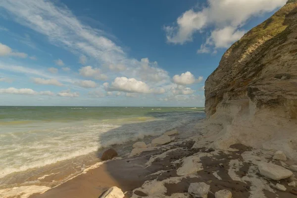Захоплюючий Знімок Спокійного Пляжу Під Блакитним Небом — стокове фото