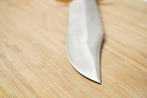 Primo Piano Una Lama Coltello Sul Tavolo Legno — Foto Stock