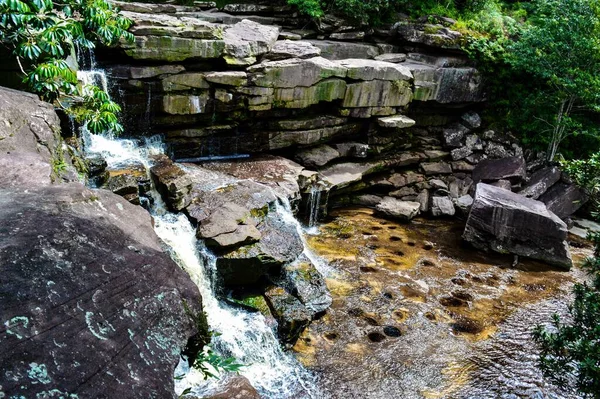 カンボジアのカンポットにある国立公園の小さな滝 — ストック写真