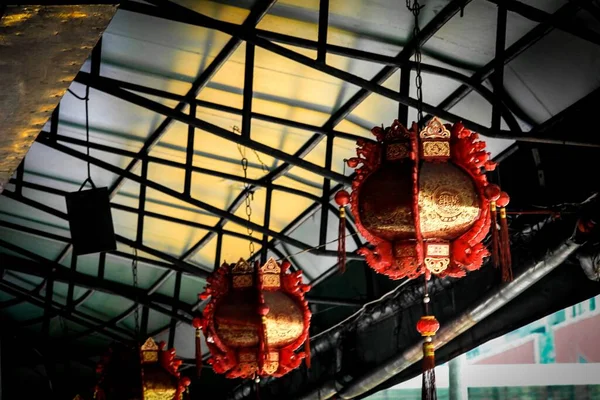 Lanternas Vermelhas Douradas Tradicionais Para Uma Decoração Ano Novo — Fotografia de Stock