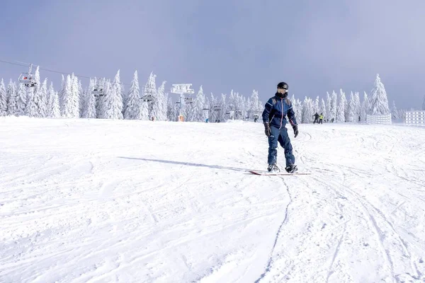 一名男子滑雪者骑着马下坡 背景是美丽的冬季风景 — 图库照片