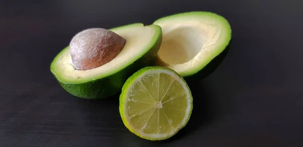 Avocat Moitiés Citron Vert Sur Fond Noir — Photo