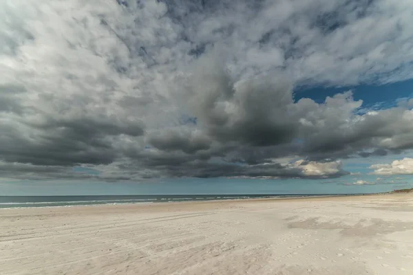 Het Zand Van Het Strand Onder Wolken Lucht — Stockfoto