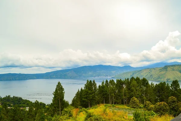 Veduta Aerea Lago Circondato Montagne Alberi — Foto Stock