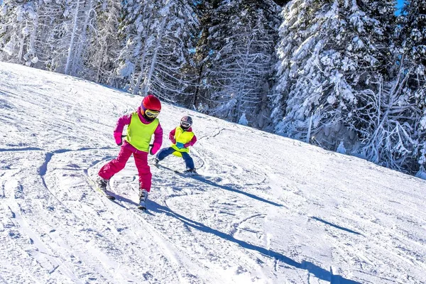 Δύο Μικρά Παιδιά Κάνουν Σκι Κατάβαση Στο Ορεινό Θέρετρο — Φωτογραφία Αρχείου