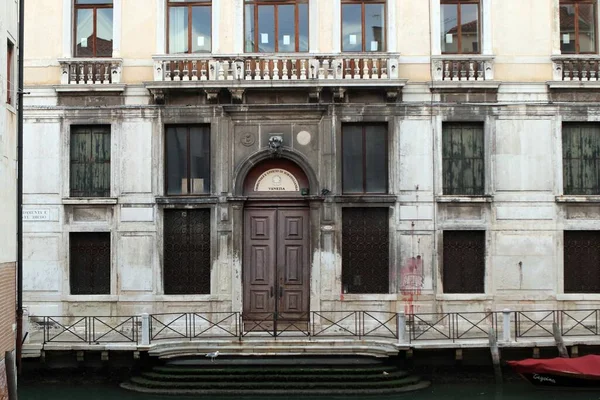 Old Building Many Windows Door Arc Venice Italy — Stock Photo, Image