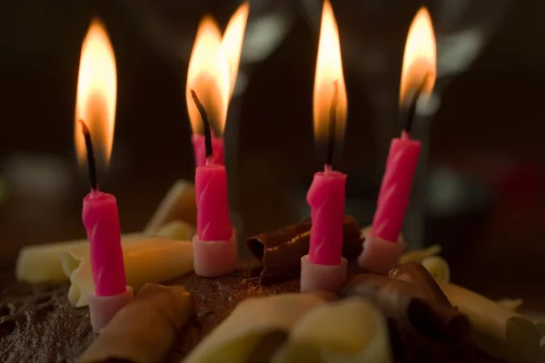 Tiro Foco Seletivo Bolo Chocolate Com Velas Topo — Fotografia de Stock