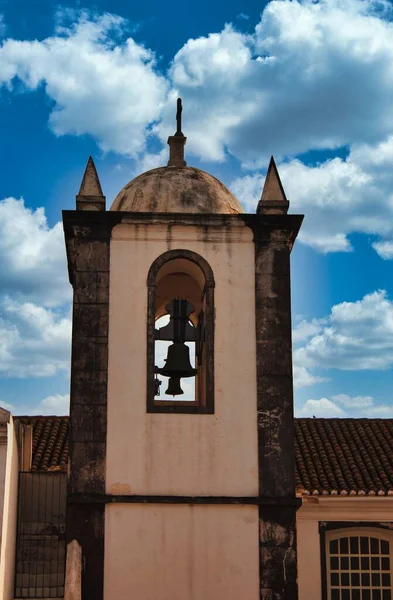 Colpo Verticale Campanile Ancestrale Una Chiesa — Foto Stock