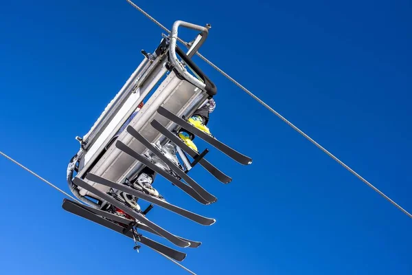 Een Lage Hoek Opname Van Skiërs Een Skilift Met Lucht — Stockfoto