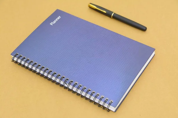 Primo Piano Notebook Con Una Penna Sfera Accanto Uno Sfondo — Foto Stock