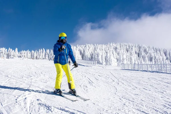 Joven Esquiador Movimiento Con Hermoso Paisaje Invierno Fondo —  Fotos de Stock