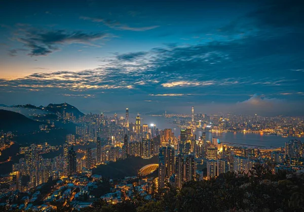 雲の中に香港の街の魅惑的な空中風景 — ストック写真