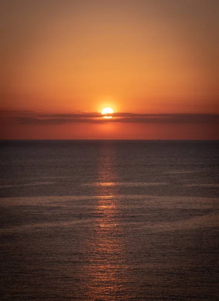 Вертикальний Красивий Знімок Заходу Сонця Над Спокійним Морем — стокове фото