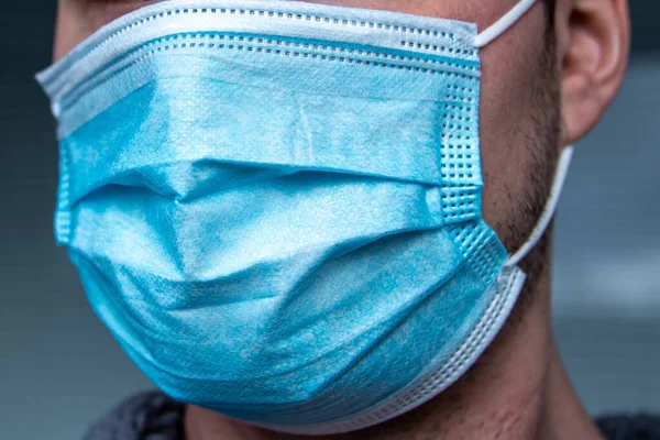 Närbild Hane Som Bär Skyddande Medicinsk Ansiktsmask Som Ska Skyddas — Stockfoto