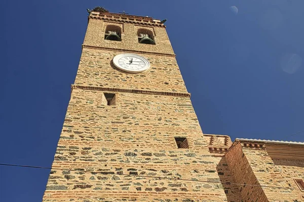 Vue Angle Bas Une Vieille Tour Horloge Brique Ciel Bleu — Photo