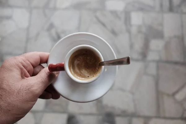 コーヒーを片手に皿を持っている男のクローズアップ — ストック写真