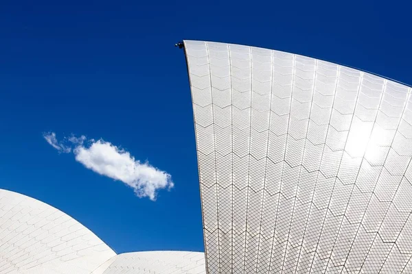 在澳大利亚悉尼 在蓝天下的悉尼歌剧院屋顶上 乌云密布 这是一张特写镜头 — 图库照片