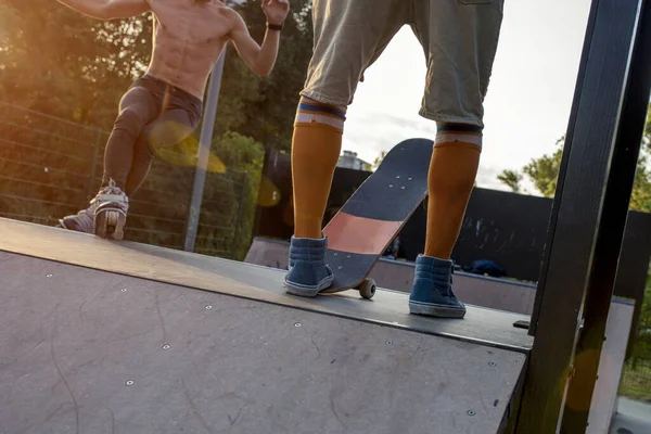 Jovem Homem Andar Skate Num Parque Rodeado Por Árvores Sob — Fotografia de Stock