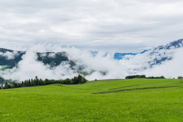 Hermoso Paisaje Gran Campo Montañas Cubiertas Nubes Tirol Del Sur — Foto de Stock